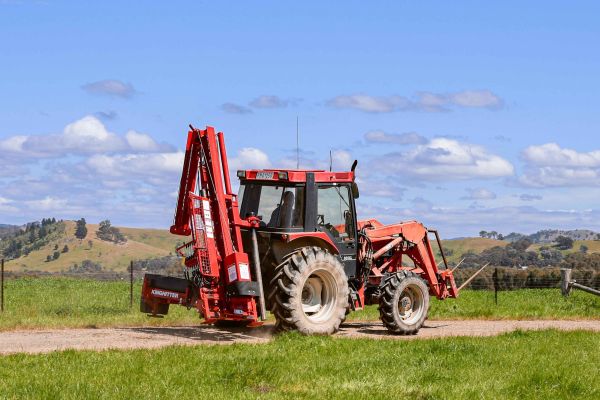 Tractor-mounted Kinghitter Series 2i 450 post driver supported by Australian dealers