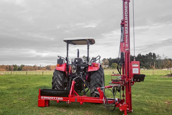 Kinghitter 2i post driver positioning post with tractor-mounted sideshift