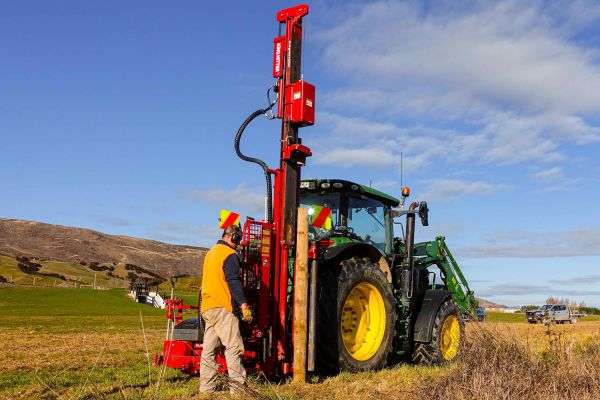 Kinghitter Expander 2i post banger on tractor in field with faster cycle times
