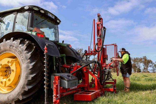Kinghitter Expander 2i hydraulic post hitter on tractor with rotating base and auger