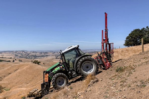 Australian fencing contractor adjusting mast tilt on Kinghitter Series 2i 450 + Dominator Base for perfect post line.