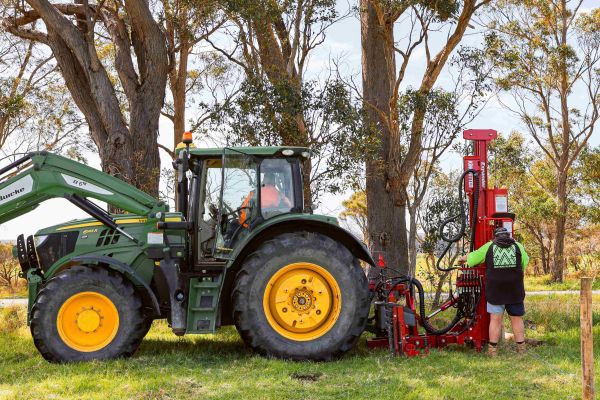 Kinghitter Expander 2i hydraulic post hitter with rotation and accessories for Australian conditions