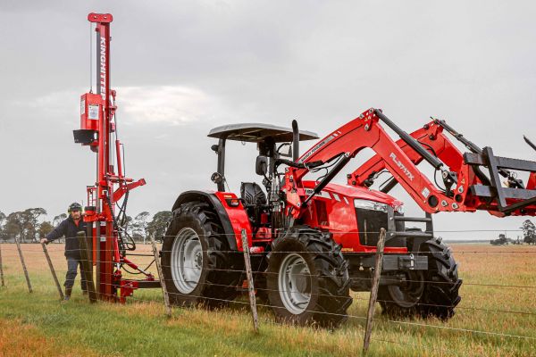 Kinghitter Series 2i 450 post driver with sideshift and rockspike working in hard Australian ground