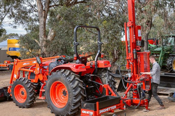 Kinghitter 2i post driver drilling auger hole in stony Australian ground