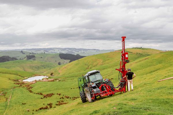 Tractor-mounted Kinghitter 2i 450 with Dominator base handling rural fencing on hillsides