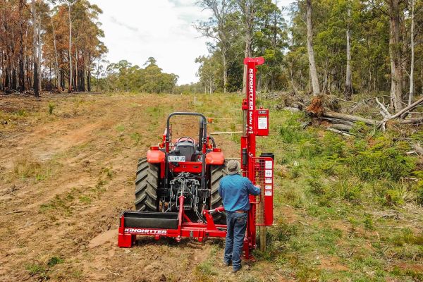 Tractor-mounted Kinghitter Series 2i 360 post driver in action