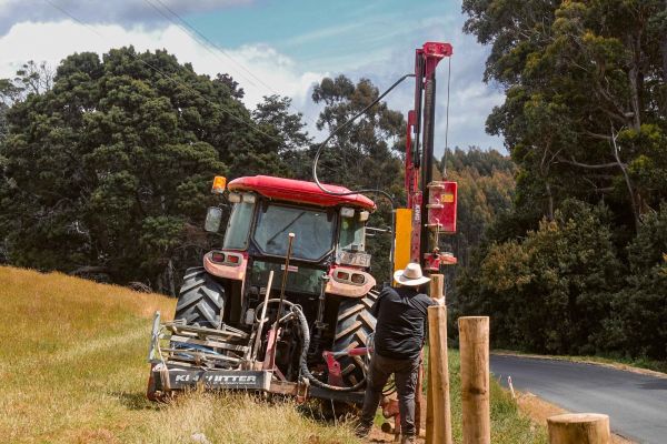 Kinghitter Expander 2i hydraulic post driver with Sideshift base on tractor