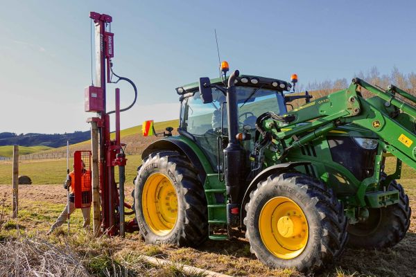 Kinghitter Expander 2i hydraulic post driver on tractor with Dominator base