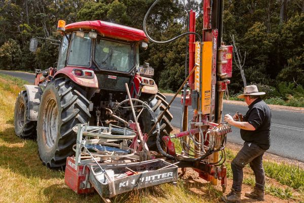 Kinghitter Expander 2i hydraulic tractor-mounted post banger with Sideshift