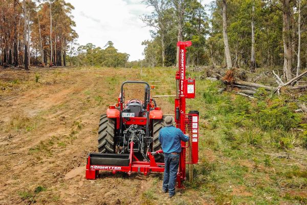 Tractor-mounted Kinghitter Series 2i 360 post driver in action