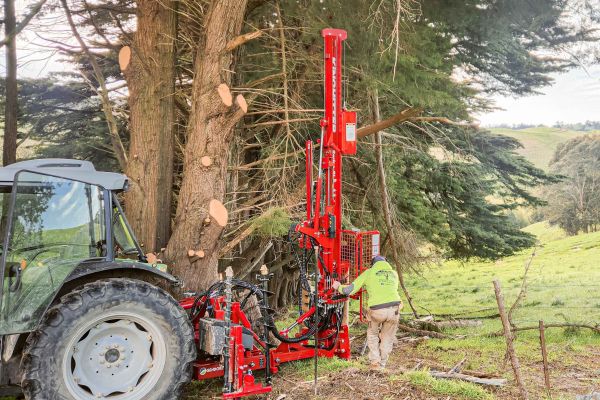 Kinghitter Series 2i 450 post driver with Dominator base reducing downtime for Australian farmers and fencing contractors