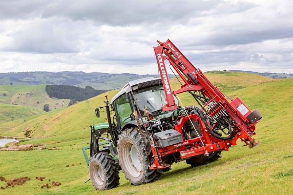 Tractor-mounted Kinghitter 2i 450 with Dominator base handling rural fencing on hillsides